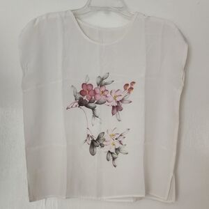NWOT. Flowers Print Gorgeous Sleeveless Lady Top.